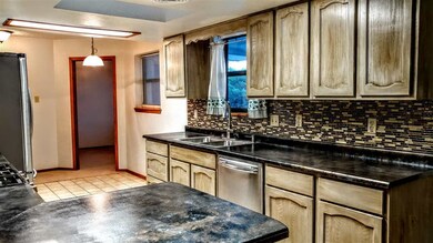 817 Larkspur St, Alamogordo, NM 88310 - photo 6