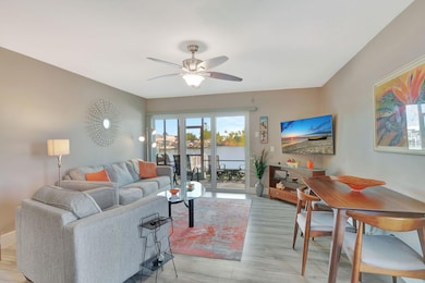 E-7 LivingRm w VIEW