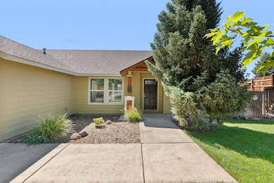 2290 SW Kalama Ave, Redmond, OR 97756 - photo 3