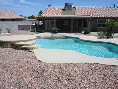 Large Walk In Pool - Your Own Desert Oasis!