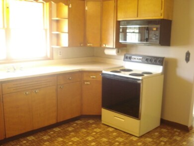 Eat-in kitchen w/many cabinets.  Micro, Elec. Rang