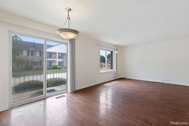 14200 Ivanhoe Dr unit 159, Sterling Heights, MI 48312 - photo 3