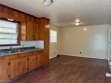 533 E Morehead St, Reidsville, NC 27320 - photo 4