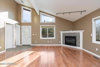03-Living Room_MAX3694
