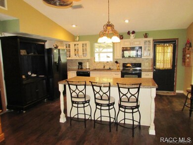 KITCHEN W/ LG ISLAND