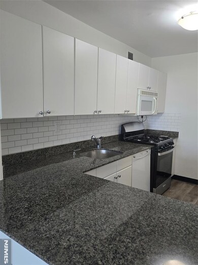 unlisted-address, Edgewater, NJ 07020 - photo 6