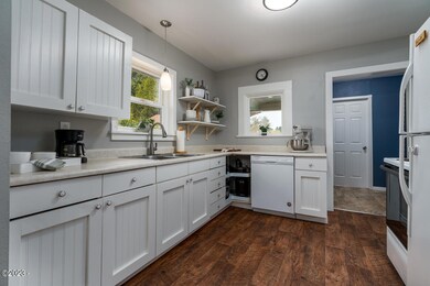 1570 SW Hill St Int MLS 8