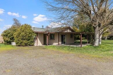 5621 Mcloughlin Dr, Central Point, OR 97502 - photo 2