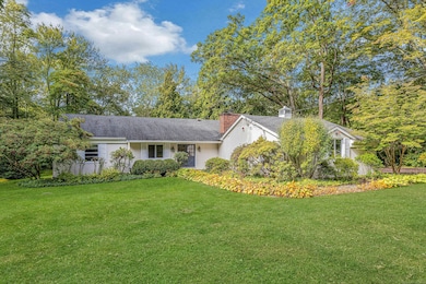 261 Linden Tree Rd, Wilton, CT 06897 - photo 2