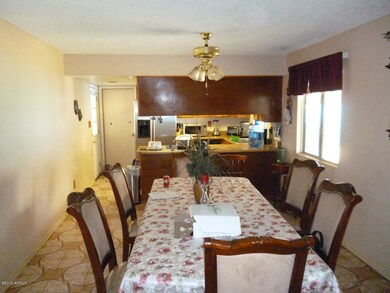 FAMILY ROOM / KITCHEN