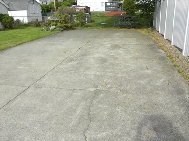Driveway's real wide in back 6 cars easy