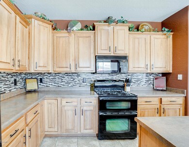 Double ovens & upgraded cabinetry