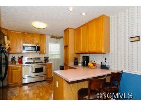 Kitchen w/ breakfast bar