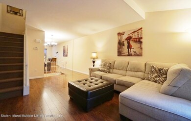 (4) LIVING ROOM