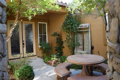 HIDEAWAY COURTYARD, MATURE LANDSCAPING