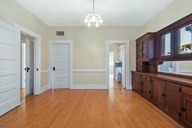 635 E 4th St dining room