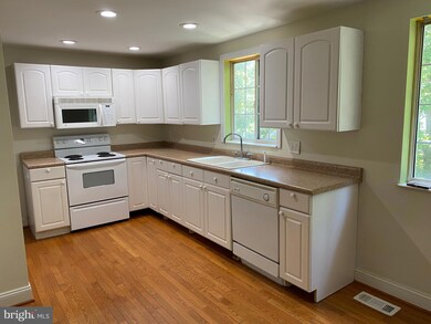 8122 Parkdale Ct, Springfield, VA 22153 - photo 5