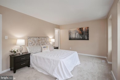 2090 Pilgrim Dr, Woodbridge, VA 22192 - photo 3