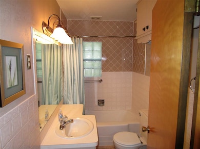 3520 Rownd St, Cedar Falls, IA 50613 - photo 2