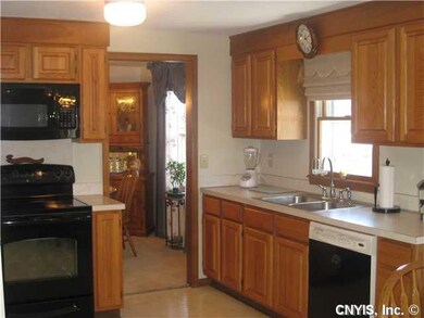 Kitchen Oak Kitchen Cabinets and Generous Counterspace