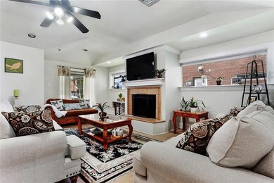 Living Room/Den