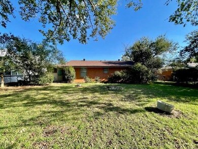 2110 N Loy St, Sherman, TX 75090 - photo 2