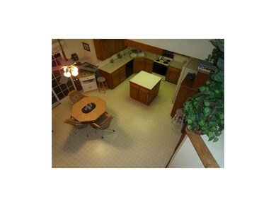 SUPER SPACIOUS KITCHEN - LOADS OF CABINETS AND COU