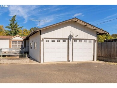 217 NE Peggy Ave, Roseburg, OR 97470 - photo 3