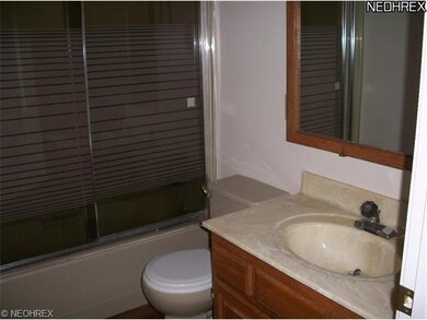 Full bathroom, 2nd floor