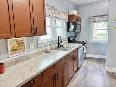 211 E 8th St S, Newton, IA 50208 - photo 7