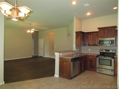 2512 S 6th St, Broken Arrow, OK 74012 - photo 3