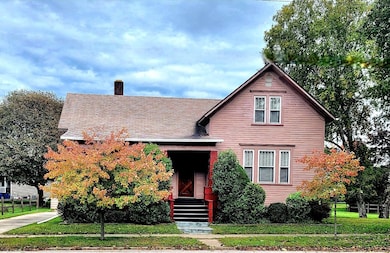 807 Davis St, Manistee, MI 49660 - photo 2