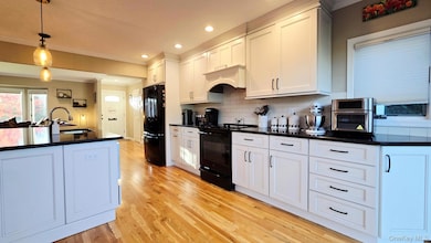 34 Melanie Ln, Syosset, NY 11791 - photo 6