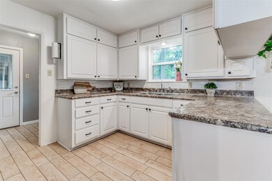 411 E 10th St, Bonham, TX 75418 - photo 3