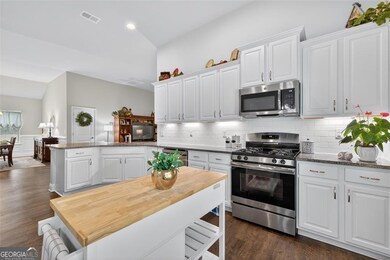 Kitchen - Kitchen featuring appliances with stainl