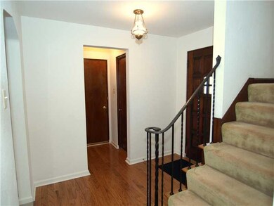 Entry/Foyer.