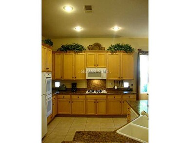 Kitchen. Stunning kitchen with breakfast bar, gran