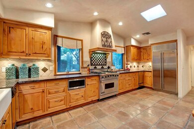 Huge & Gorgeous Kitchen