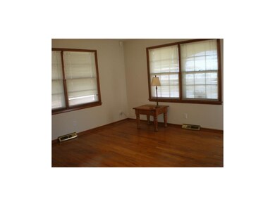 BRIGHT SUNNY LIVING ROOM!