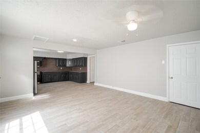 7318 Dahlia St unit C, Houston, TX 77012 - photo 3