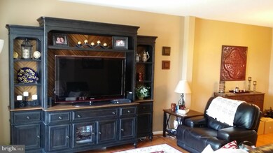 20858 Shamrock Glen Cir, Germantown, MD 20874 - photo 2