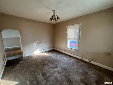 211 S Hamilton St, Lincoln, IL 62656 - photo 2