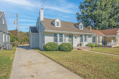 New england style home featuring a front yard, cen