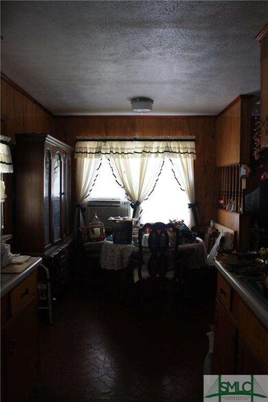 Eat in kitchen/breakfast nook, or space to make la