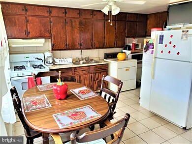 801 Regis Ct, Halethorpe, MD 21227 - photo 3