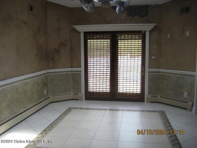 138 Covington Cir, Staten Island, NY 10312 - photo 4