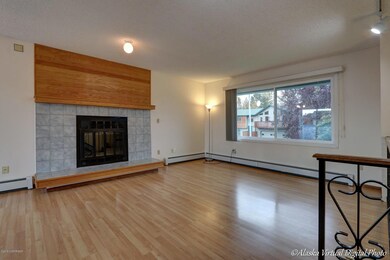 Fireplace w/gas log assist