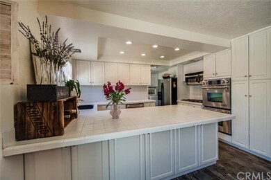 THE LIGHT & BRIGHT KITCHEN OFFERS AN ABUNDANCE OF 