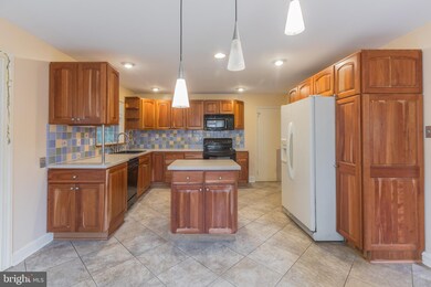 239 Canterbury Dr, Wallingford, PA 19086 - photo 4