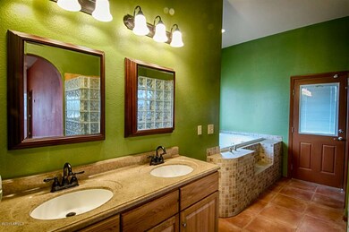 Double Vanity and Jetted Tub